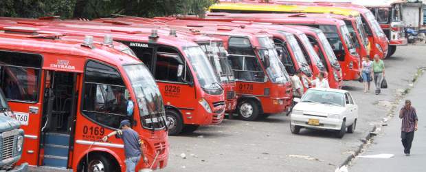 Persiste paro por "vacunas" en 5 rutas | Robinson Sáenz | De la terminal del barrio Florencia no se ha movido un vehículo desde el pasado viernes, cuando los conductores suspendieron el servicio para protestar por las extorsiones que les imponen las organizaciones criminales de la zona y reclamar más presencia policial en las rutas que atienden.