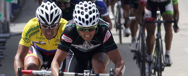 Óscar Sevilla ganó la etapa y Félix Cárdenas retuvo el liderato de la Vuelta a Colombia | Róbinson Sáenz | El final de la etapa, donde Sevilla, uniforme negro, superó en el embalaje a Cárdenas, quien sigue portando la camiseta tricolor de líder.