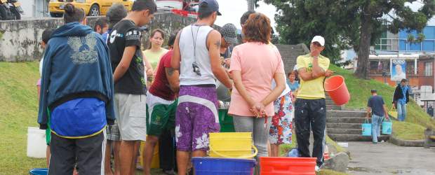 Las canecas y el agua valen oro | Colprensa, Manizales | Las filas y los bloqueos para protestar por las demoras en el suministro de agua con carrotanques se convirtieron en un cuadro habitual en Manizales, que ya soporta seis días sin agua.