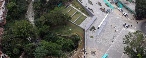 Zona Centro oriental tendrá una cara moderna y fresca | Róbinson Sáenz | El Parque Bicentenario es la puerta de entrada a la zona Centro oriental y busca la recuperación de la quebrada Santa Elena y del espacio público. Como parte de la primera etapa se entregó la pantalla de agua y para la segunda fase se construirá la Casa de la Memoria, en homenaje a las víctimas de la violencia.