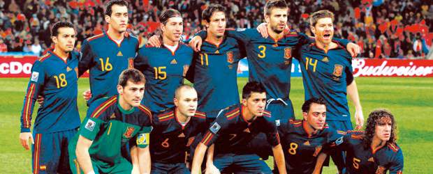 Equipo más que solo nombres | Ivan Sekretarev, Ap-johannesburgo, Sudáfrica | Los once titulares de la final: Pedro, Sergio Busquets, Sergio Ramos, Joan Capdevilla, Gerard Piqué, Xabi Alonso, Íker Casillas, Andrés Iniesta, David Villa, Xavi y Carles Puyol. Ellos son los que saldrán en el afiche de España, campeón.