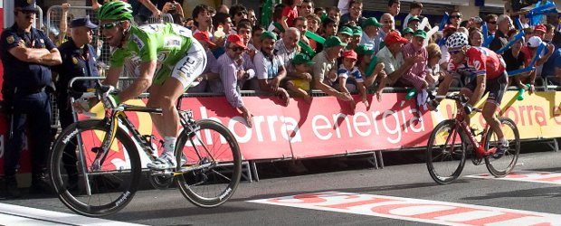 Urán mantiene su puesto en la Vuelta a España | Reuters | Mark Cavendish tuvo tiempo de levantar su bicicleta en el sitio de meta al ganar con gran superioridad la decimotercera etapa.