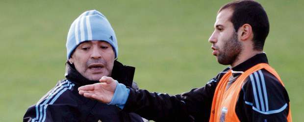 Argentina tiene figuras, pero no conjunto | Archivo | Javier Mascherano, mediocampista del Liverpool de Inglaterra, es bastión del seleccionado de Argentina. Aquí recibe instrucciones del director técnico Diego Armando Maradona, quien tendrá su verdadero examen como estratega.
