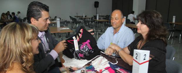 Las regiones también vinieron de compras | Hernán Vanegas | Aunque se preparó un salón para que los compradores nacionales negociaran, la mayoría optó por ir a conocer de primera mano el producto en el stand.