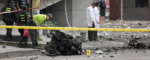 Rechazo unánime a atentado terrorista en Bogotá | Reuters | Las autoridades informaron que un vehículo chevrolet swift, modelo 1994, fue el usado para el atentado. Se calculan que detonaron 50 kilos de explosivo anfo. La onda causó daños en 100 metros a la redonda.