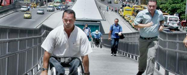 Rampas de metroplús no son tan accesibles | Juan Antonio Sánchez | Literalmente, con la lengua afuera, llegaron a la cima de la rampa de la estación Minorista los discapacitados que enfrenaron la prueba para medir la accesibilidad a las estaciones de metroplús.