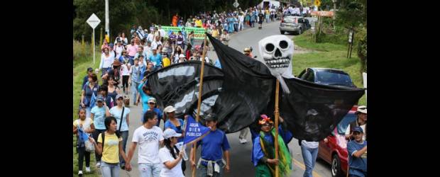 En medio de protestas arrancan obras del túnel | Archivo | El 21 de julio la comunidad de Santa Elena y grupos ambientalistas marcharon para protestar contra el proyecto de construcción del túnel de Oriente. Hoy también anunciaron que estarán en el inicio de obras en la glorieta de Sajonía, donde realizarán un plantón pacífico.