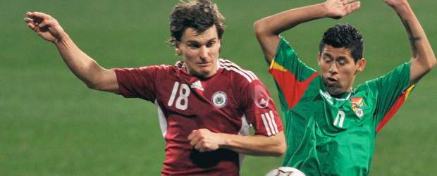 Fifa investiga posible arreglo en partidos amistosos entre Letonia-Bolivia y Estonia-Bulgaria | AP | Maksims Rafalski y Juan Carlos Arce en el partido entre Letonia y Bolivia.
