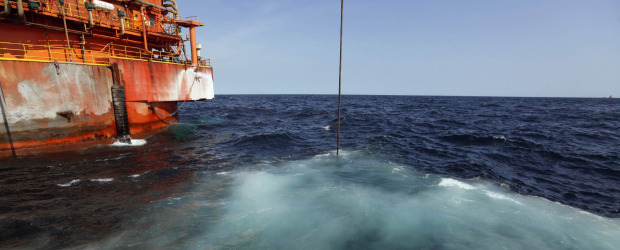 BP piensa en un plan B para frenar la fuga | Gerald Herbert, AP - Golfo De México, Estados Unidos | Este cable alcanza el dispositivo instalado para frenar la fuga. La foto pequeña muestra la evidencia del crudo en las aguas del golfo de México.