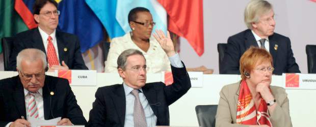 Uribe ofrece solidaridad y protección a Santos | Servicio De Prensa De La Presidencia- Madrid, España | Las declaraciones del presidente de la República, Álvaro Uribe Vélez, se dieron después de la plenaria de la cumbre Unión Europea-América Latina, en Madrid (España). El Mandatario regresará mañana al país.