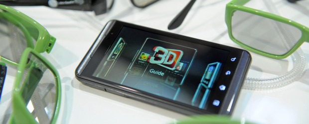 El 3D se renueva en el teléfono y el tablet PC | Bloomberg | El equipo LG Optimus 3D reproduce contenido en tercera dimensión, lo que combina con las funcionalidades propias de un teléfono inteligente.