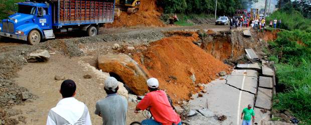 Minitas devoró la banca y cerró Troncal del Café | Donaldo Zuluaga | Antes del medio día de ayer, los operarios habilitaron un paso provisional en lo que era la entrada a una finca, para permitir la evacuación de los vehículos represados, en su mayoría volquetas "carboneras".