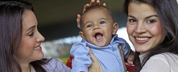 Tala y Tuti solo hablan de maternidad | Juan Fernando Cano | "Uno no se imagina que ser mamá sea algo tan maravilloso. No creía que pudiera tener tanto amor para darle a alguien", expresa Tala Restrepo, quien toma en sus brazos a su pequeño Antonio. Tuti observa a su amiga en el rol de mamá y no ve la hora de experimentar la misma felicidad.