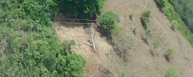 Mina mató a un oficial del Ejército | Cortesía | Antes de la explosión, así se veía, desde el aire, el sitio donde la guerrilla dinamitó los dos postes del servicio de energía, atentado que tiene sin fluido eléctrico desde la noche del sábado, cinco municipios del norte de Antioquia.