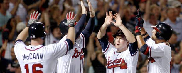 Chipper Jones condujo el primer triunfo de locales de los Bravos en las grandes ligas | Reuters | Jones bateó un doble productor de tres carreras y pegó dos hits más que le permitieron llegar hasta los 2.500 en su carrera.