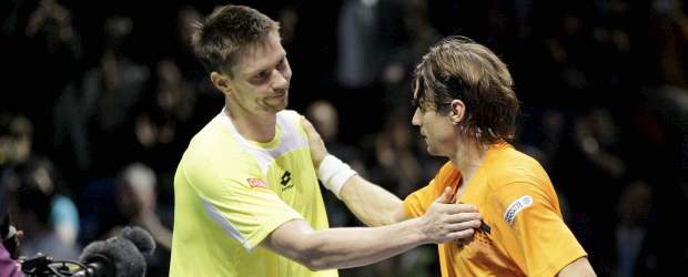 Ferrer cayó ante Soderling y quedó casi sin opciones | AP | El número siete del mundo, David Ferrer, (derecha) quedó con escasas posibilidades.