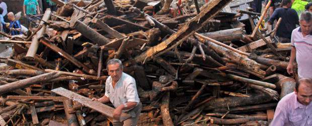 Zozobra y dolor por aguacero | Henry Agudelo | Esta palizada bajó por la quebrada La Picacha, en Las Violetas, occidente de la ciudad, y se acumuló en la carrera 88 con la calle 31DA.