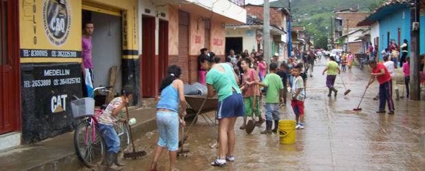 Compleja situación en Amalfi por creciente de cuatro quebradas | Cortesía Ricardo Monsalve | La limpieza de las calles realizaron los habitantes del municipio.