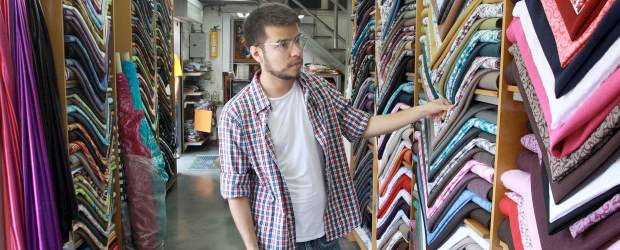 Un diseñador zambullido entre telas | Róbinson Sáenz | En La Minorista se encontró con un sastre, con el que conversaron sobre las mangas de una camisa, y que le ofreció enseñarle, "con gusto", cuando quisiera. Camilo Álvarez se paseó muchas veces por los lugares de telas del Hueco, cuando era estudiante. Ahora casi no va, pero se acuerda del lenguaje y de los recovecos.