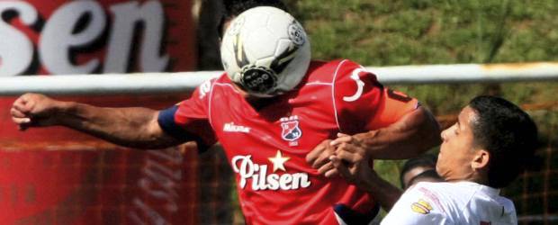 Con el balón en la cabeza | Jaime Pérez | Frentazos y saltos que le dan cierto toque de estética y lujo al fútbol. Cabezazos para defender y atacar, que incluso hacen famosos a algunos goleadores del fútbol colombiano que hoy ajusta la primera jornada de la Liga Postobón.