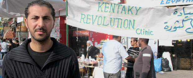 Médicos, héroes de la revolución en Tahir | Ricard González, El Cairo - Egipto | Ahmed Faiz, médico general de 28 años que dedica su tiempo a limpiar las heridas que dejan los enfrentamientos de la segunda ola de protestas en Egipto. La clínica ambulante se llama "Kentucky Revolution".