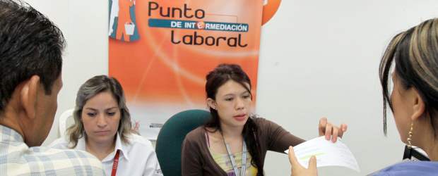 En la Alcaldía le ayudan a buscar un empleo | Julio Cesar Herrera | Todos los días docenas de personas acuden a los puntos de intermediación laboral a inscribirse con el objetivo de conseguir trabajo. La ejecución de este proyecto está a cargo de la ONG italiana de cooperación Internacional CISP, que se encarga de recoger los datos y hacer las pruebas a los aspirantes.
