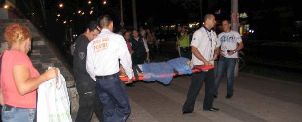 Un niño herido por explosión de petardo en un almacén de cadena | Rodrigo Martínez Arango | Momentos en que el niño es trasladado a una ambulancia que lo llevó a un centro asistencial.