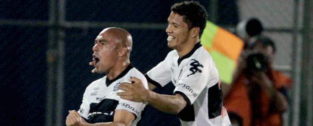 Olimpia venció a Emelec con dos goles de Vladimir Marín | Reuters | El volante colombiano festeja uno de sus tantos en la Copa Sudamericana 2011.