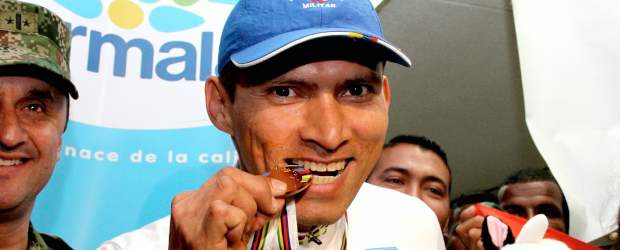 "Terminar con la medalla o en el hospital": Galvis | Cortesía Coc-Bogotá | Álvaro Galvis al llegar al país tras conquistar, días atrás, la medalla de oro del Mundial de paraciclismo en Dinamarca. Está feliz.
