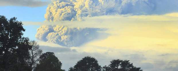 Erupción de volcán hizo evacuar varias zonas en el sur de Chile | AP |