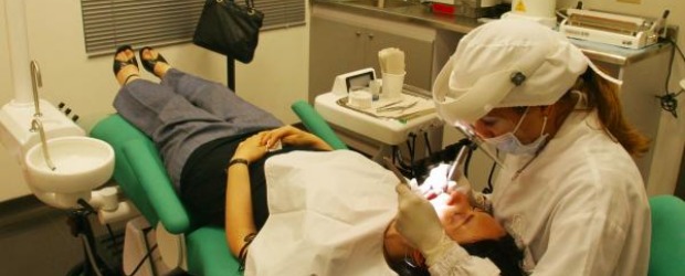 Venas rotas en el sistema de salud | Archivo | Otra anomalía: en EPS cobran o dejan que paguen cuota moderadora las personas exentas de ella: menores de cinco años, mujeres embarazadas, minorías étnicas, desplazados y pacientes de enfermedades crónicas y de alto costo.