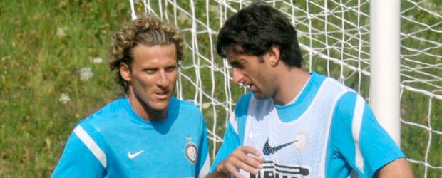 El Calcio cada vez habla más español | Reuters | El uruguayo Diego Forlán (izq.) en su primer entrenamiento con el Inter de Milán, acompañado por el argentino Diego Milito.