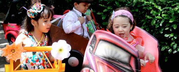 La tradición se aprende jugando a la feria | Manuel Saldarriaga | En su llamativo auto amarillo desfiló Isabela Zapata, presidenta del Jardín Alegres Personitas, junto a Valentina Gómez, quien condujo su Volkswagen. Emocionados estaban José Miguel e Isabela, y fatigados los más pequeños.