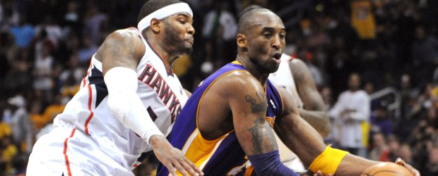 Lakers arrollan y Bryant supera a otro legendario | Reuters | Kobe Bryant (der.) anotó 26 puntos este martes en la noche y superó a Moses Malone en la lista de anotadores de todos los tiempos, lo que le permite ser ahora el sexto clasificado.