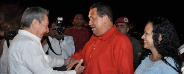 Chávez trabaja desde Cuba e informa a los venezolanos por Twitter | Reuters | Hugo Chávez viajó el pasado sábado a Cuba para continuar el tratamiento contra el cáncer.