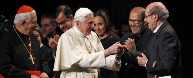 Papa Benedicto abogó en Portugal por un diálogo intercultural | Reuters | El Pontífice, en su segundo y último día en Lisboa, camino de Fátima, se reunió con el mundo de la cultura portuguesa, representada, entre otros, por el centenario cineasta Manoel de Oliveria.
