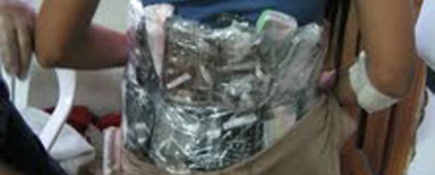 Cae niña con 74 celulares en Bellavista | Cortesía | Una verdadera central telefónica llevaba la niña adherida a sus espaldas. En la cintura tenía una faja en la que escondía un revólver calibre 38 largo.