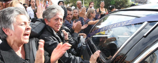 Con aplausos despidieron a doña Teresa | Juan Antonio Sánchez, Bogotá | Entre vivas y aplausos, los bogotanos se volcaron ayer a las calles para rendirle el último tributo de admiración y cariño a la actriz Teresa Gutiérrez.