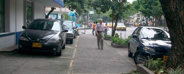 El espacio peatonal debe respetarse para seguridad de todos |