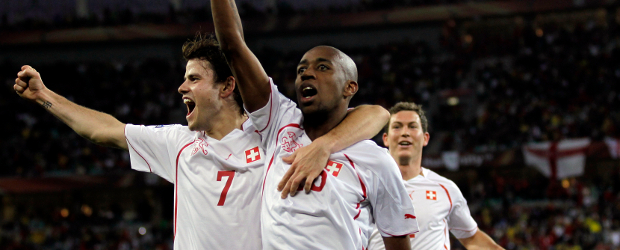 España, incapaz de derribar el muro suizo | AP | Gelson Fernandes, autor del gol del triunfo de Suiza sobre España en Durban, fue declarado el mejor jugador del partido. Fernandes materializó el único tanto de la contienda a los 52 minutos, al resolver una acción embarullada de su equipo.