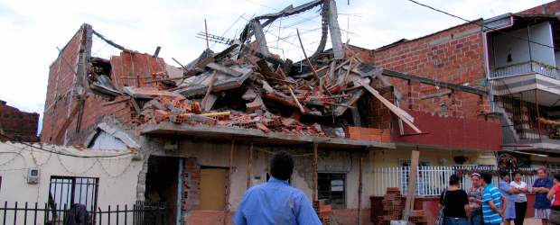 Una mujer herida al desplomarse una construcción en Alfonso López | Rodrigo Martínez | Así quedó esta casa en construcción en el barrio Alfonso López, donde una vecina resultó herida.