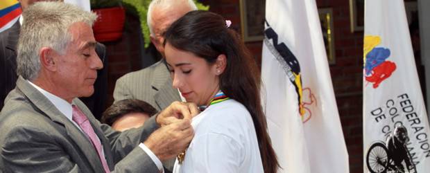 Terapias en el avión le dieron más valor a Mariana | Raúl Palacios, Colprensa | Mariana Pajón Londoño, de 19 años de edad, recibió ayer la medalla al mérito deportivo de Coldeportes. La distinción la impone el padre de la atleta, Carlos Mario, quien fue un destacado automovilista. La campeona mundial regresó anoche a Medellín, donde se le harán varios reconocimientos por el cetro mundial que logró.
