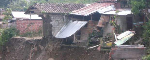 Quebrada dañó 15 casas en Ituango | Tipeador Heriberto Arango | En La Granja temen que una avalancha cause una gran tragedia.
