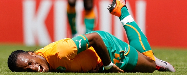 Drogba, en duda por fractura de brazo derecho | AP | El rostro de Drogba muestra el gran dolor que sintió el atacante tras el choque con Tulio.