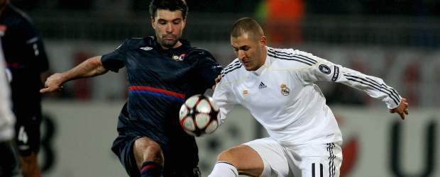 Olympique Lyon contra Real Madrid, Liga de Campeones | AP | El Real Madrid, con todas sus estrellas en el terreno de juego, fue superado 1-0 por el Olympique Lyon. En la imagen, Jeremy Toulalan y Karim Benzema disputan el control del balón.