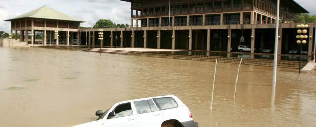 Más de 60.000 desplazados por lluvias en capital de Sri Lanka | Reuters | Las inundaciones afectaron al Parlamento.