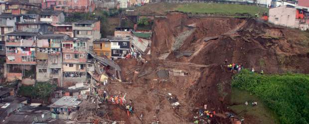 Manizales llora por el barrio Cervantes | Colprensa, Manizales | El comandante de la Policía de Caldas, coronel Hernán Alejandro Bustamante, señaló que aunque algunas versiones señalan que un tubo roto fue el causante del deslizamiento que cubrió 16 casas, se deben analizar todas las hipótesis.