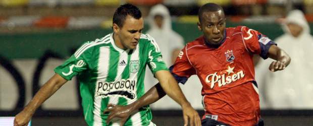 Un clásico que dio hasta para osos | Hernán Vanegas | Muchos seguidores rojos siguen esperando a Juan David Valencia, del Huila, el que hacía goles de tiro libre y los centros desde su costado eran más efectivos. Ayer salió lesionado y su reemplazo Héctor Vasco entró muy frío.