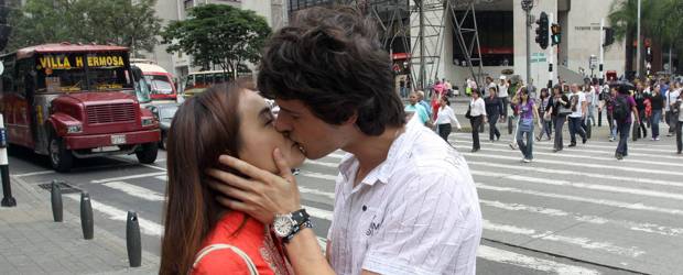 Yuki y Daniel proponen caminar el centro | Hernán Vanegas | A Yuki y a Daniel les encanta caminar por el centro de la ciudad, un lugar en el que no han dejado pasar por alto el Museo de Antioquia y la Plaza Botero, los pasajes comerciales, en especial Astoria, Junín y la avenida Oriental. En estas calles, ellos disfrutan los puestos de frutas, tomarse un café y de "vitriniar".