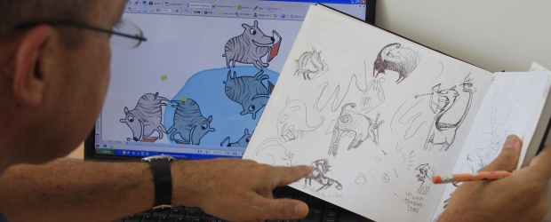 Juegos para retar los domingos | Fotos: Róbinson Sáenz - Juan Fernando Cano | Para Juan Carlos Restrepo un juego empieza por rayar, no una o dos veces, sino muchísimas. Hay que ensayar, mirar, buscarle la forma, el concepto y, eso sí, la diversión para él y el usuario.
